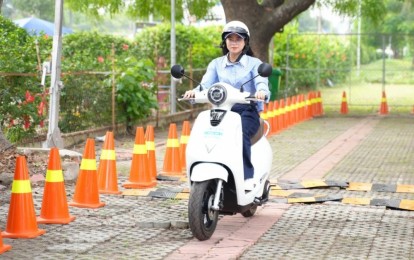 Những thói quen dễ khiến pin xe máy điện nhanh xuống cấp trong mùa nắng nóng